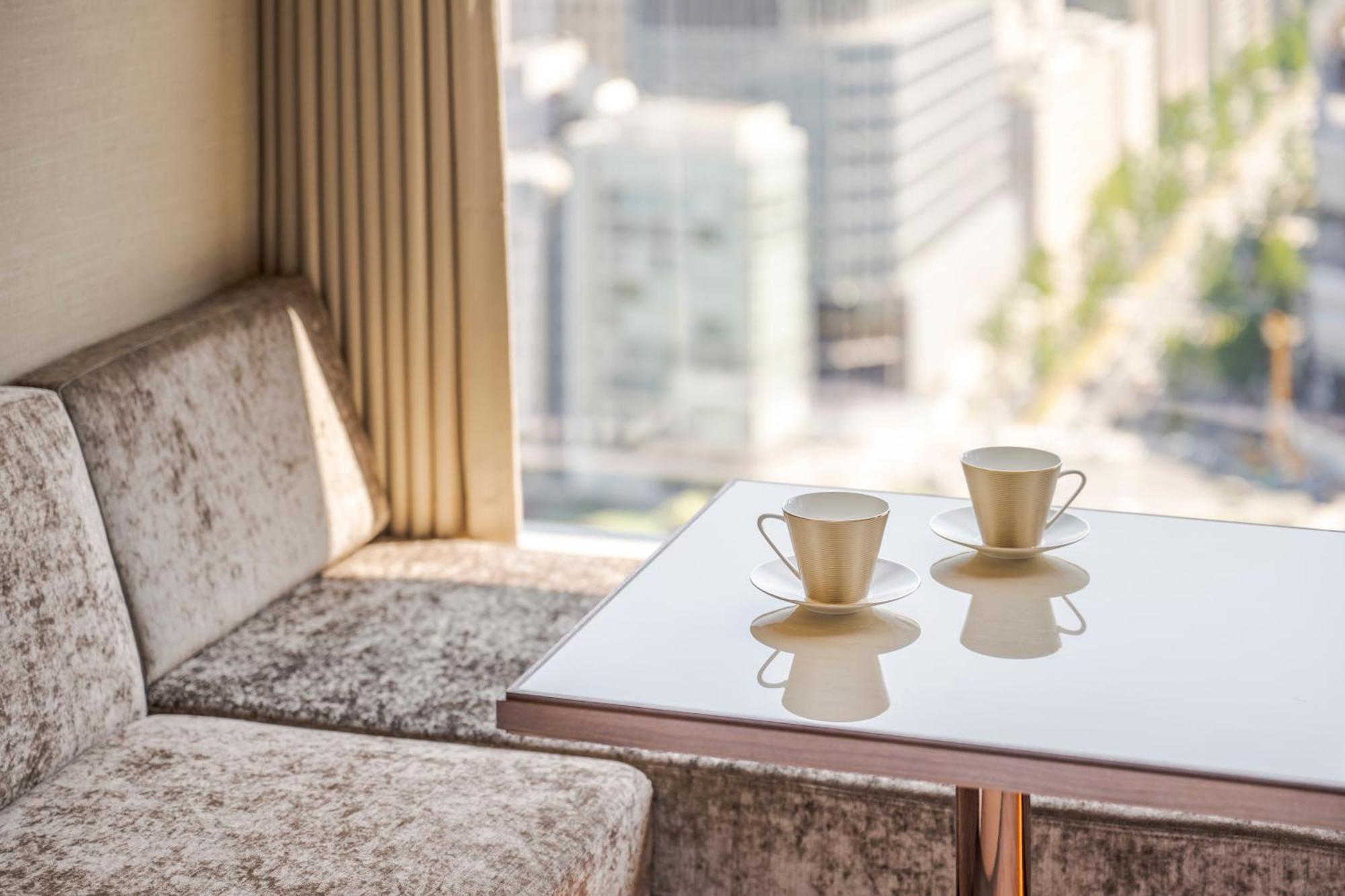 Candeo Hotels Osaka The Tower Cameră foto A table with a glass top