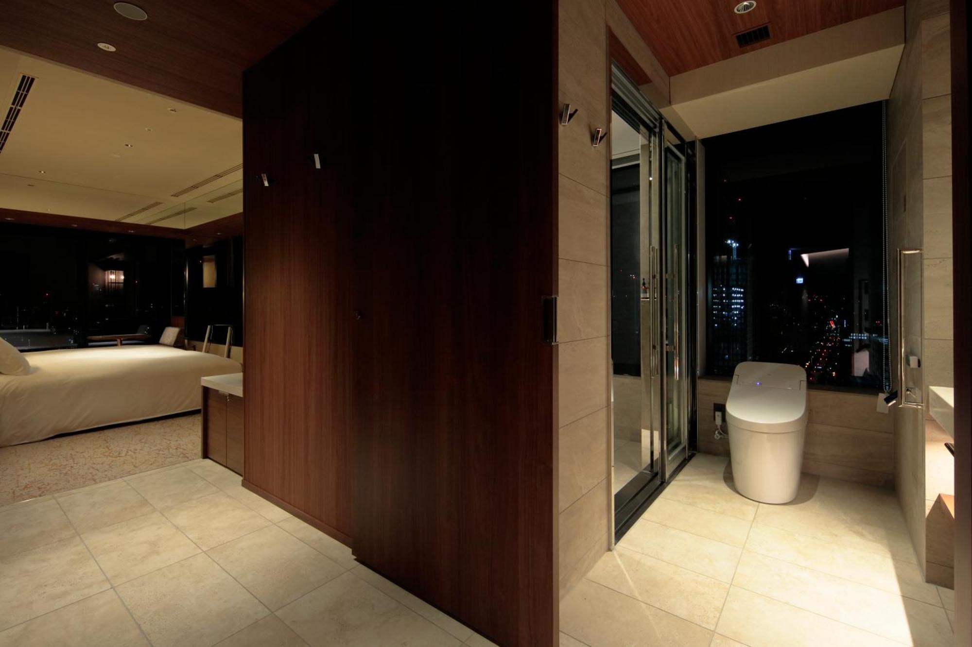 Candeo Hotels Osaka The Tower Cameră foto A modern Japanese toilet