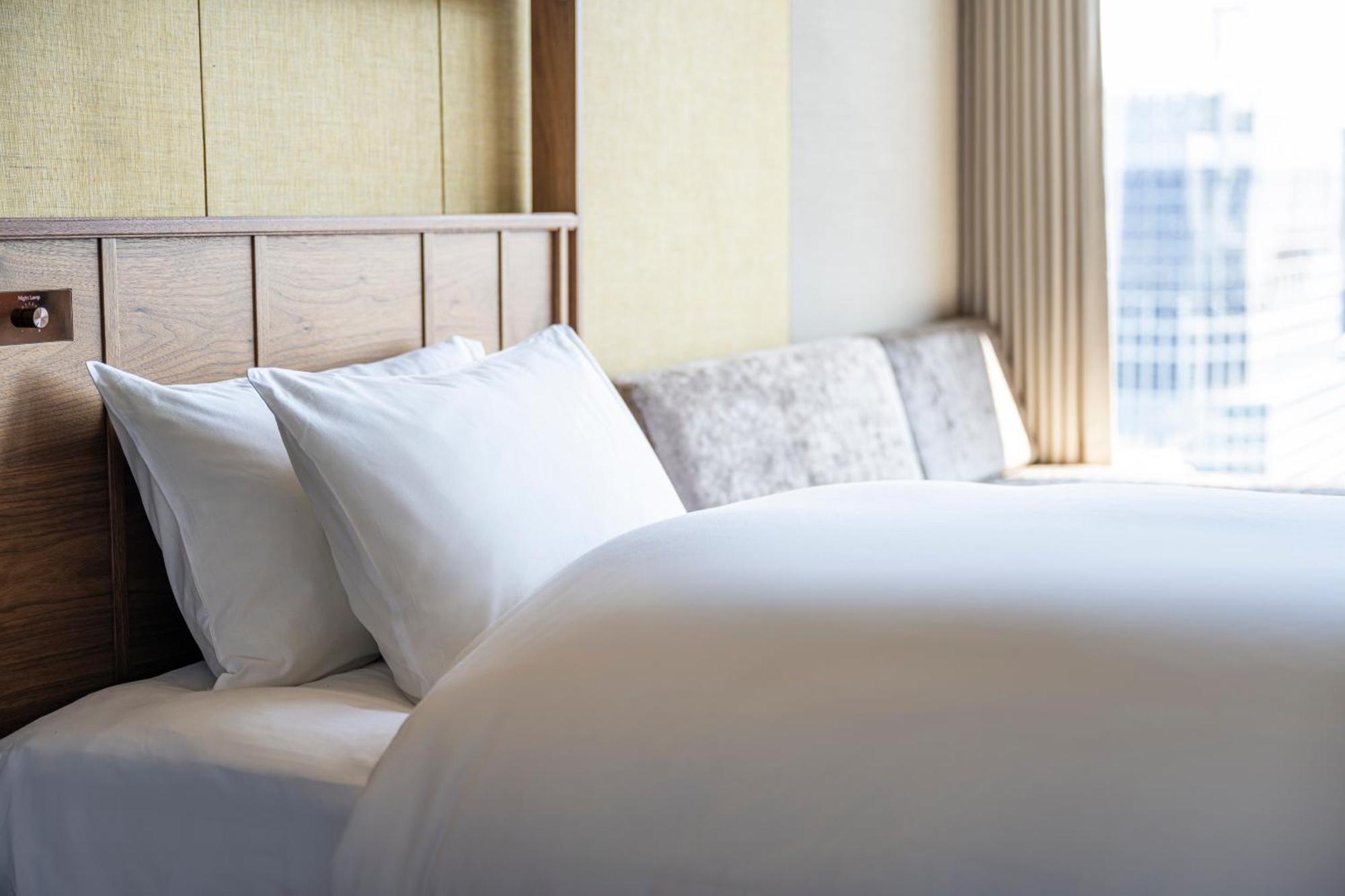 Candeo Hotels Osaka The Tower Cameră foto A bed with pillows