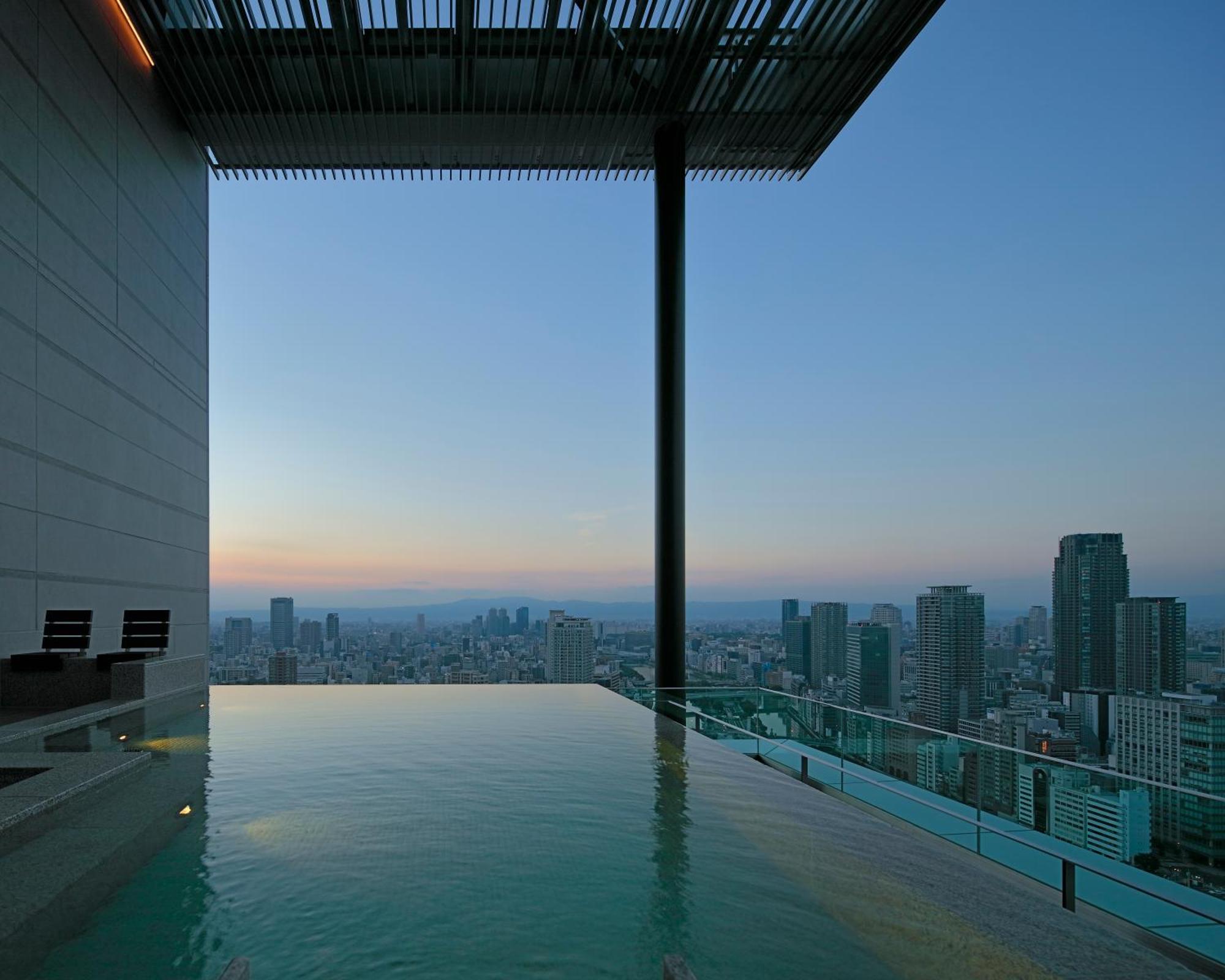 Candeo Hotels Osaka The Tower Exterior foto Infinity pool at the Ritz-Carlton, Osaka
