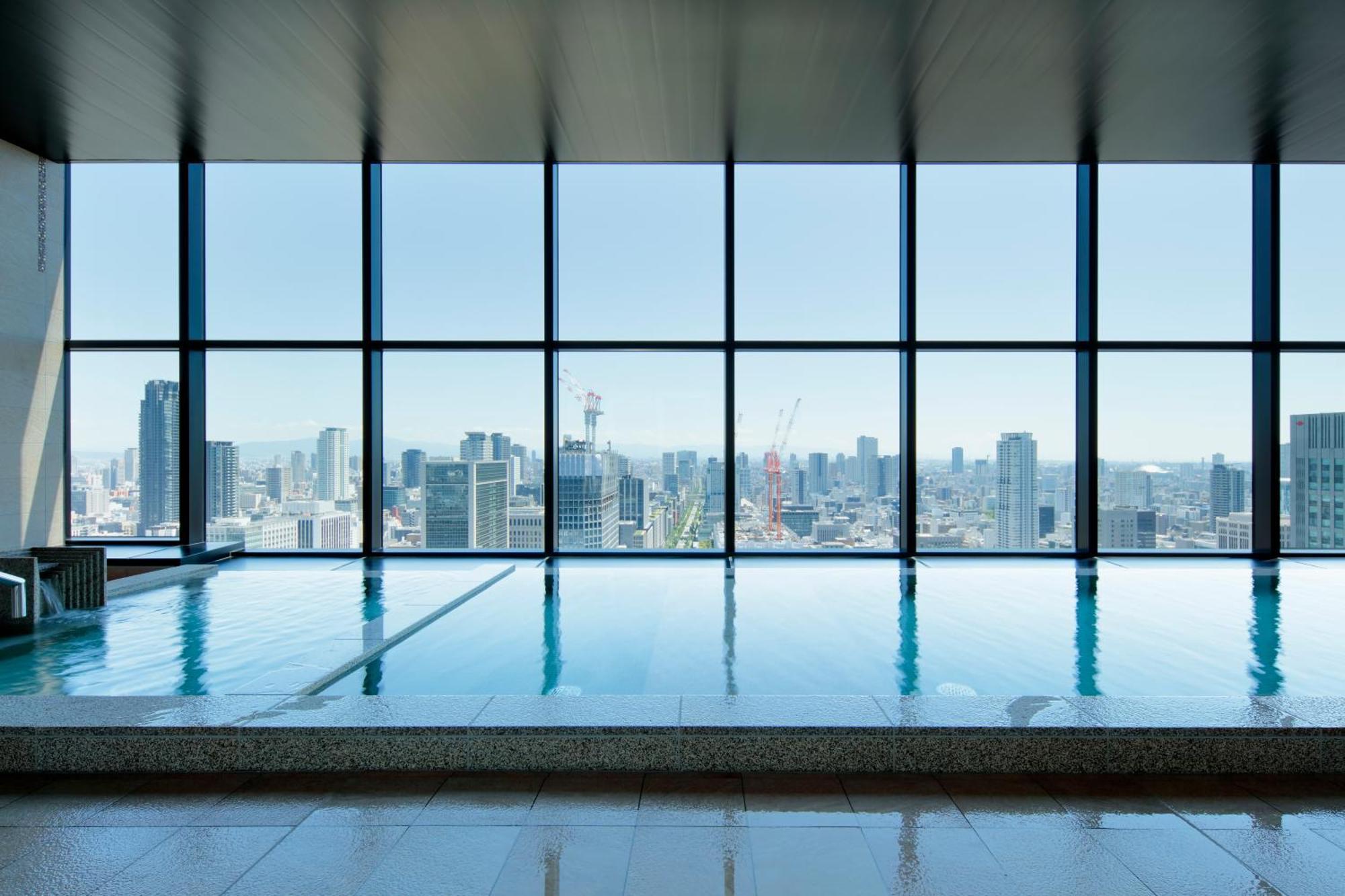Candeo Hotels Osaka The Tower Exterior foto Skyline view from the hotel