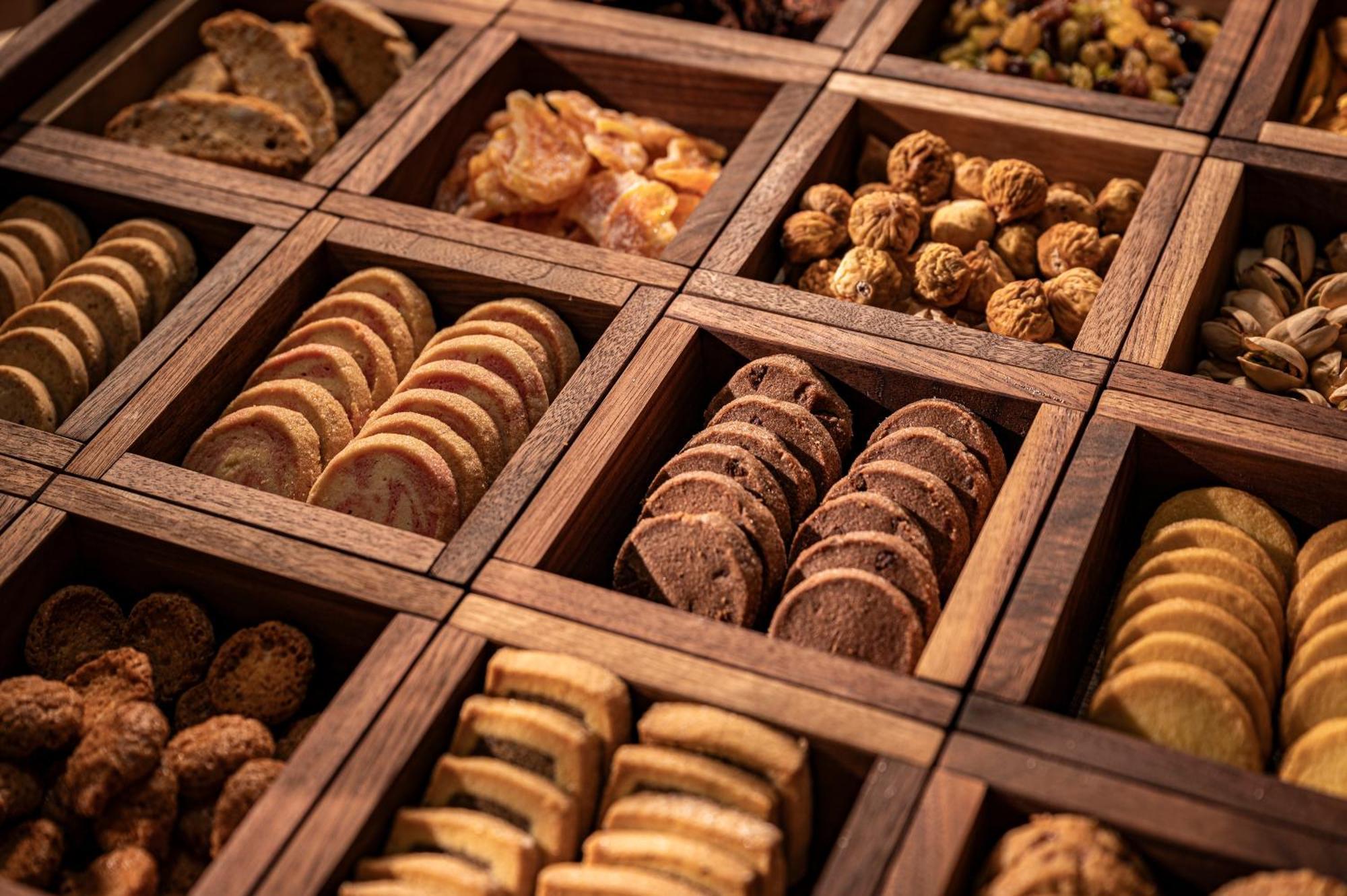 Candeo Hotels Osaka The Tower Exterior foto A selection of biscuits