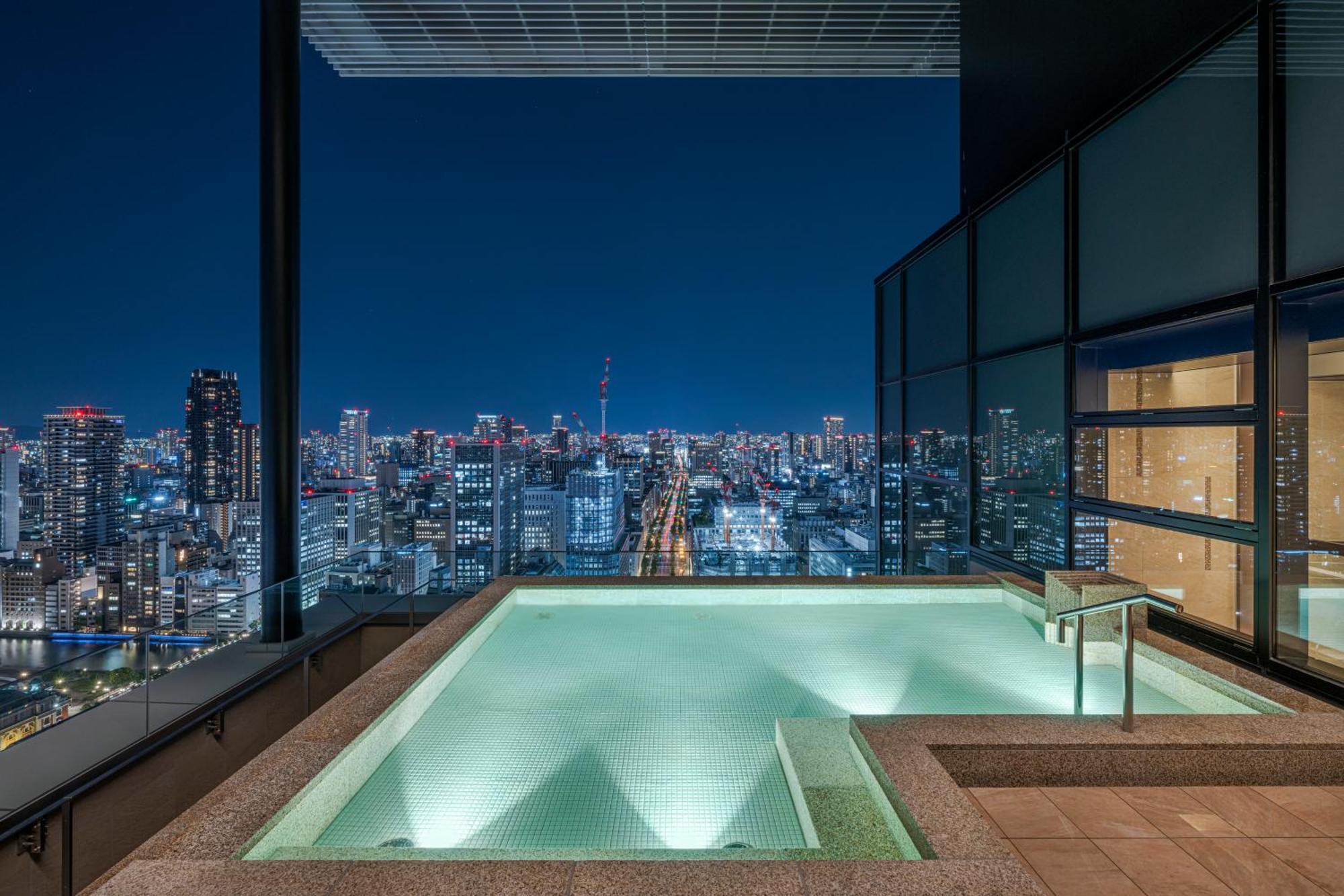 Candeo Hotels Osaka The Tower Exterior foto The rooftop pool at the Ritz-Carlton, Tokyo