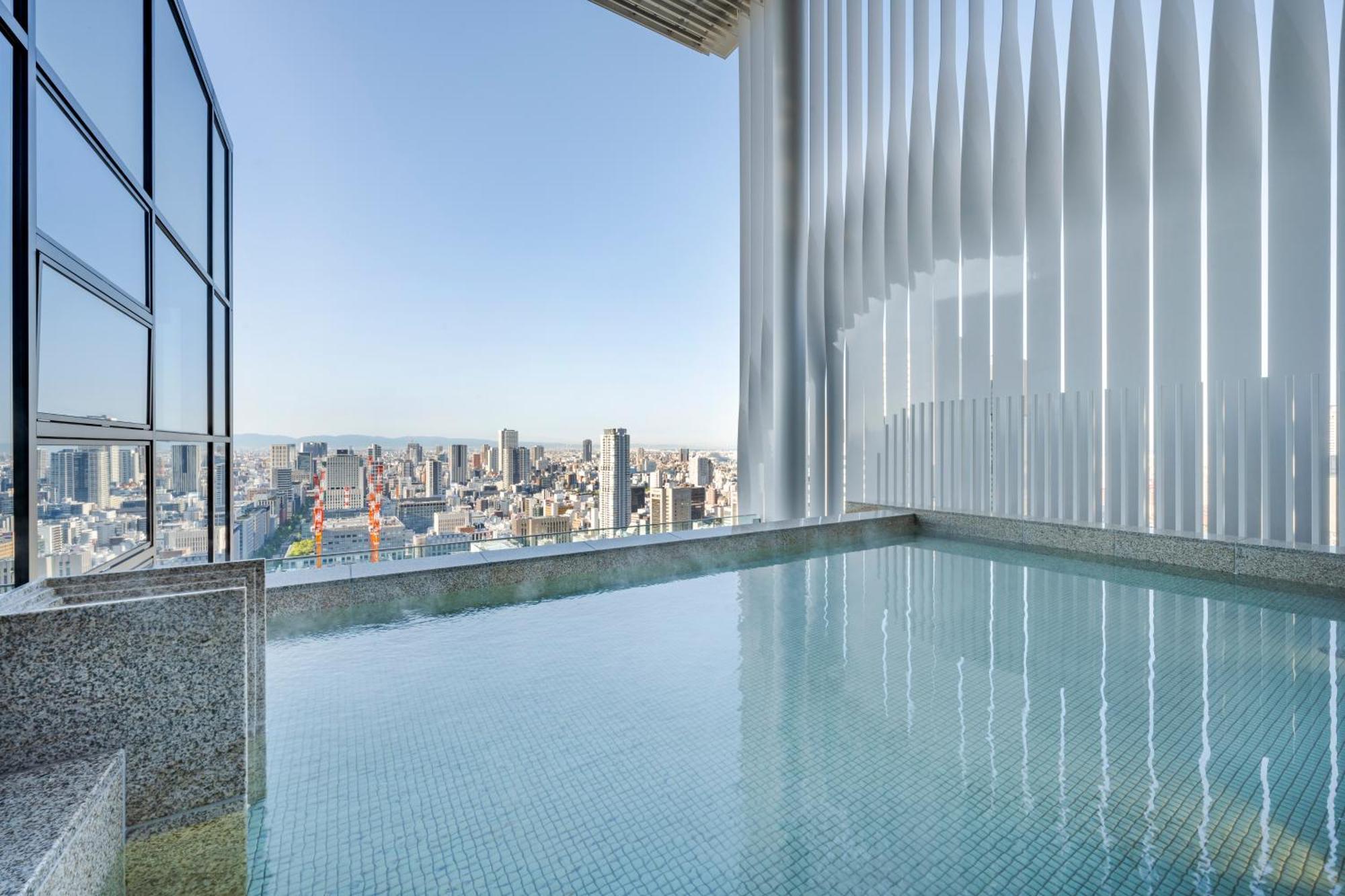Candeo Hotels Osaka The Tower Exterior foto The pool at the top of the hotel