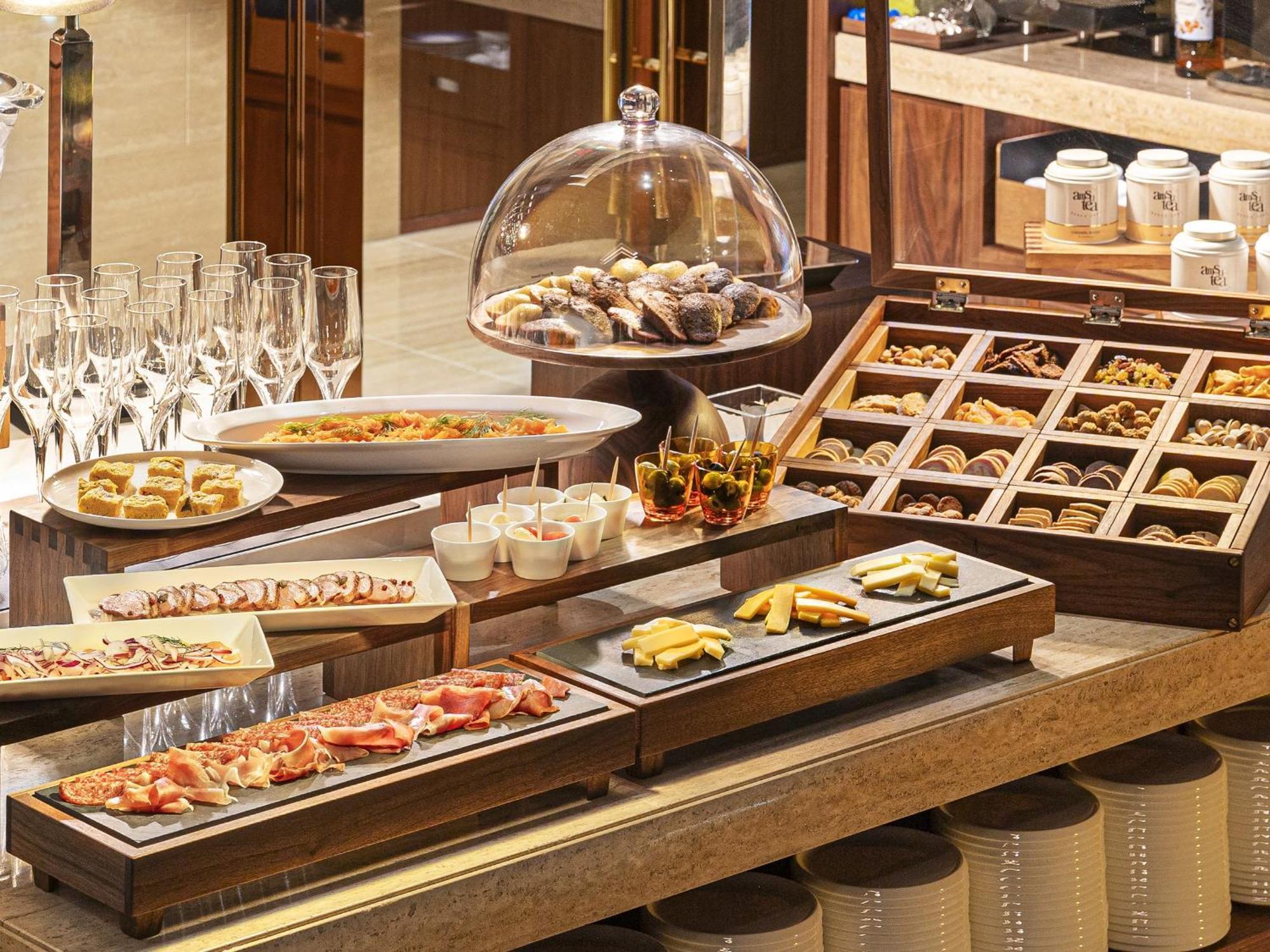 Candeo Hotels Osaka The Tower Exterior foto A buffet at a hotel